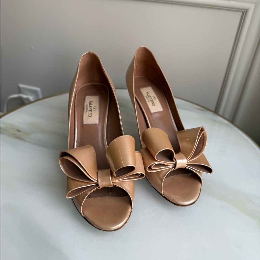 VALENTINO GARAVANI- Sz 35.5 GOLD NUDE Women's Bow heels